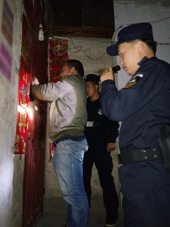 酒泉地区粗心妈妈误将幼女锁家中 民警全城寻开锁师傅开门